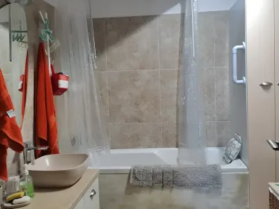 baie moderna dotata cu cada apartament inchiriere Sector 4 Bucuresti